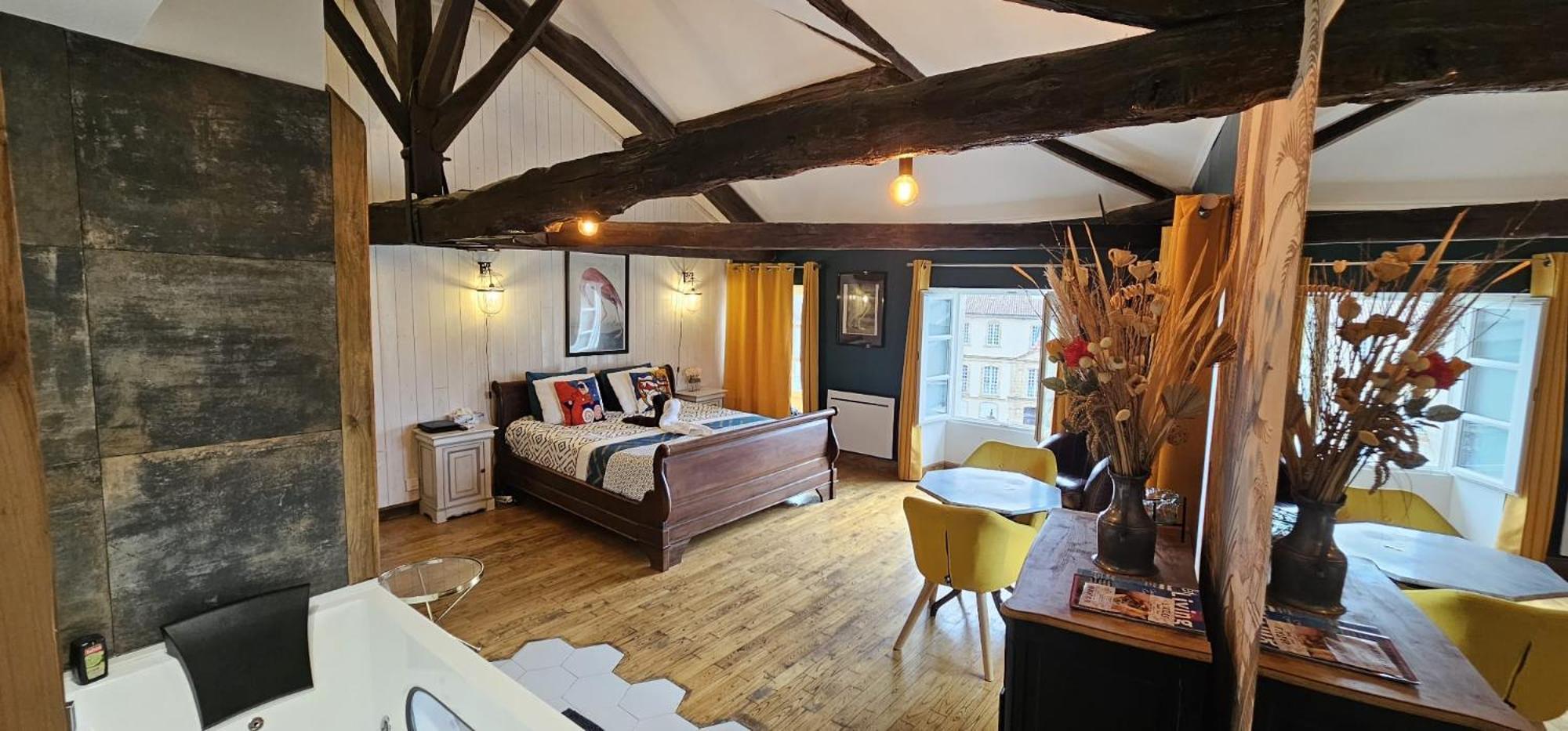 Suite Penthouse Romantique, Confolens, Charente Luaran gambar